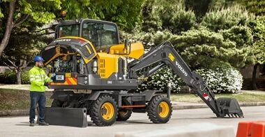 volvo-benefit-compact-excavator-ew60-cn4-serviceability-2324x1200