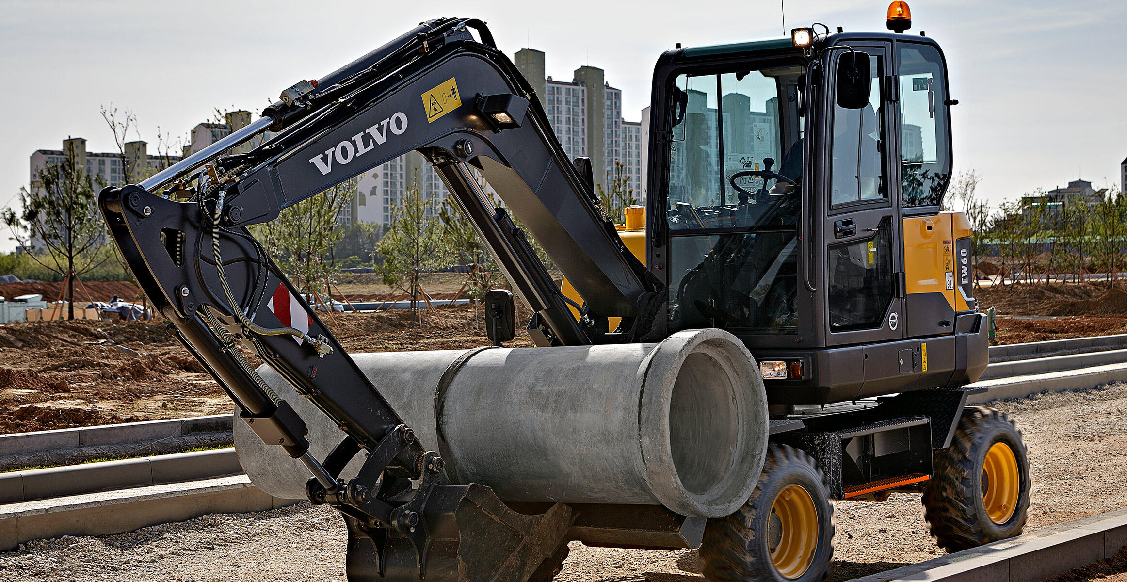 volvo-feature-compact-excavator-ew60-cn4-durability-and-reliability-serviceability-2324x1200