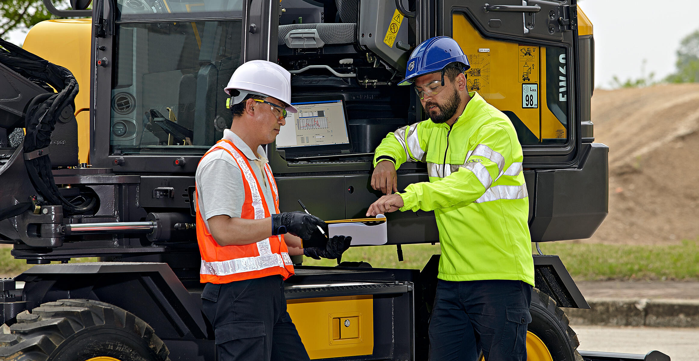 volvo-feature-compact-excavator-ew60-cn4-machine-monitoring-made-easy-serviceability-2324x1200