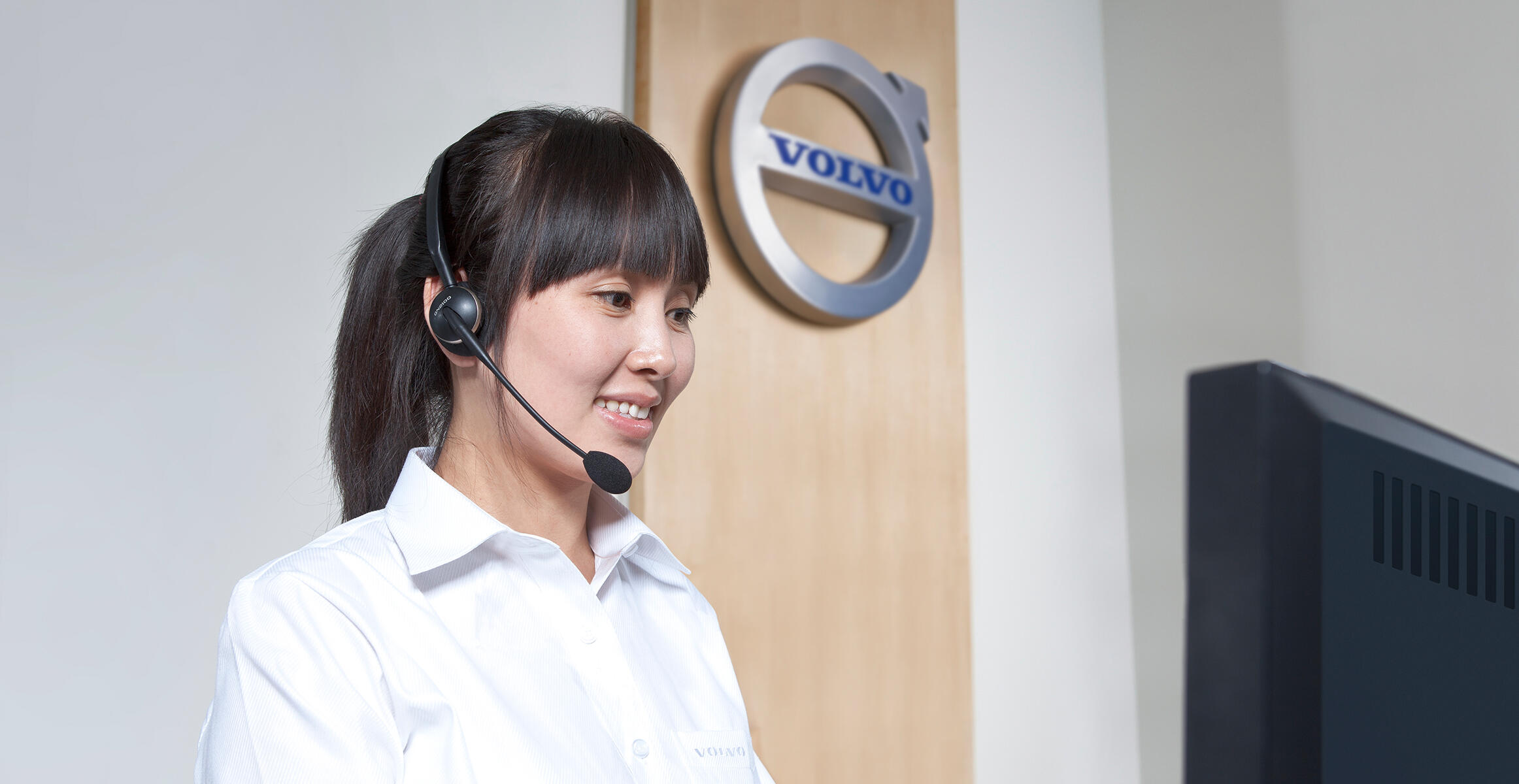 volvo-feature-crawler-excavator-ec130-cn4-machine-monitoring-made-easy-easy-servicing-2324x1200