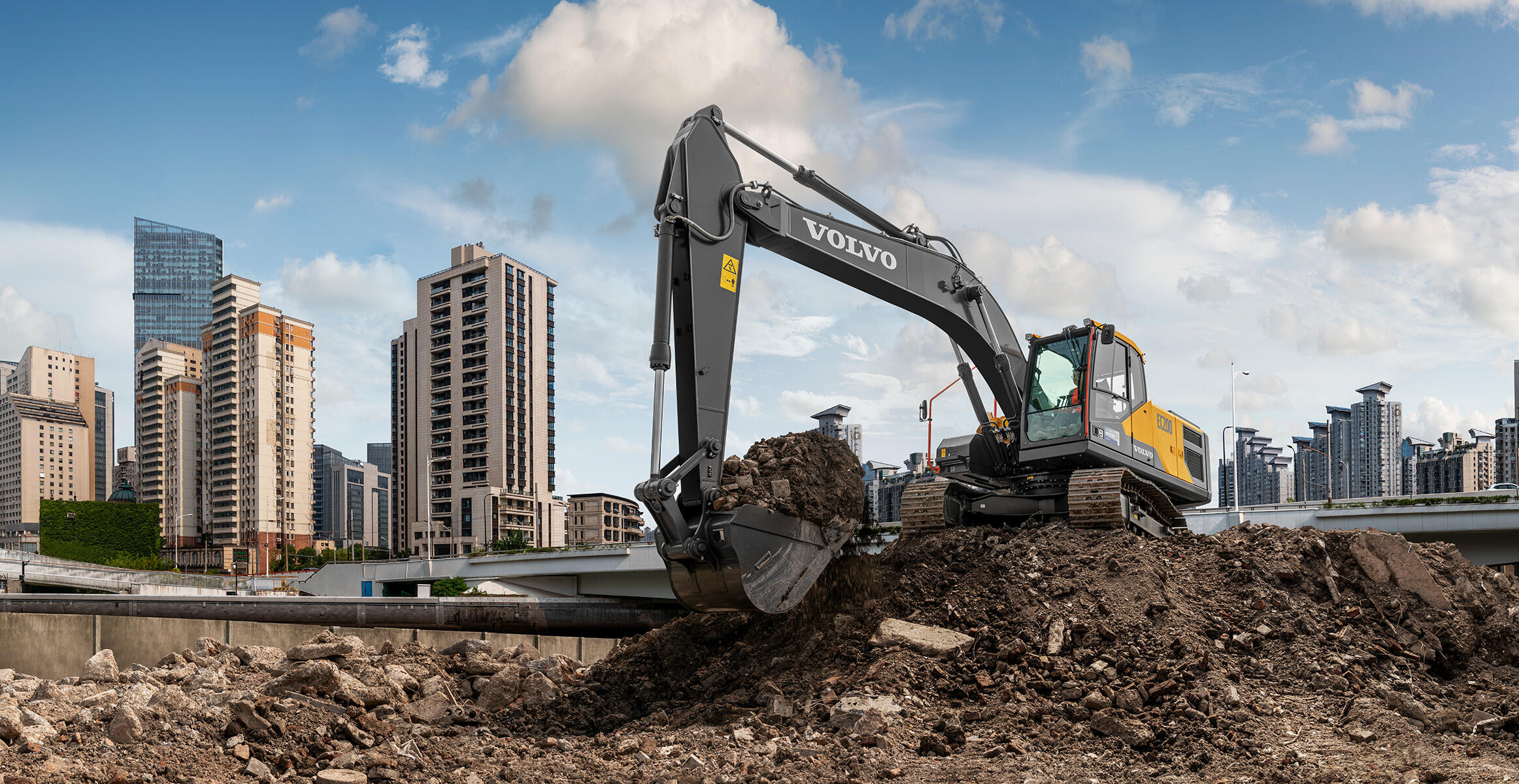 volvo-benefit-crawler-excavator-ec200-cn4-proven-engine-technology-2324x1200