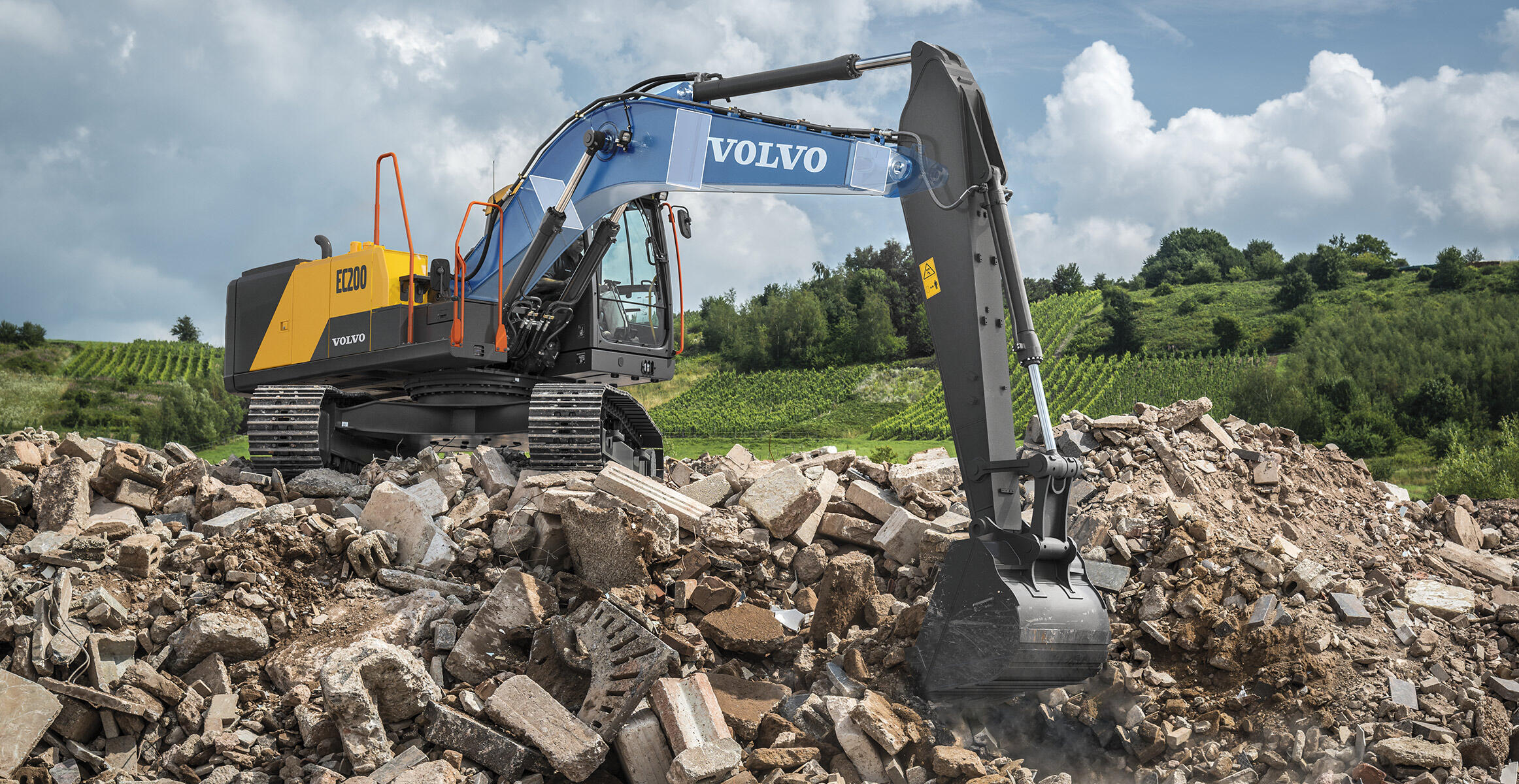 volvo-feature-crawler-excavator-ec200-cn4-built-to-last-built-for-productivity-2324x1200
