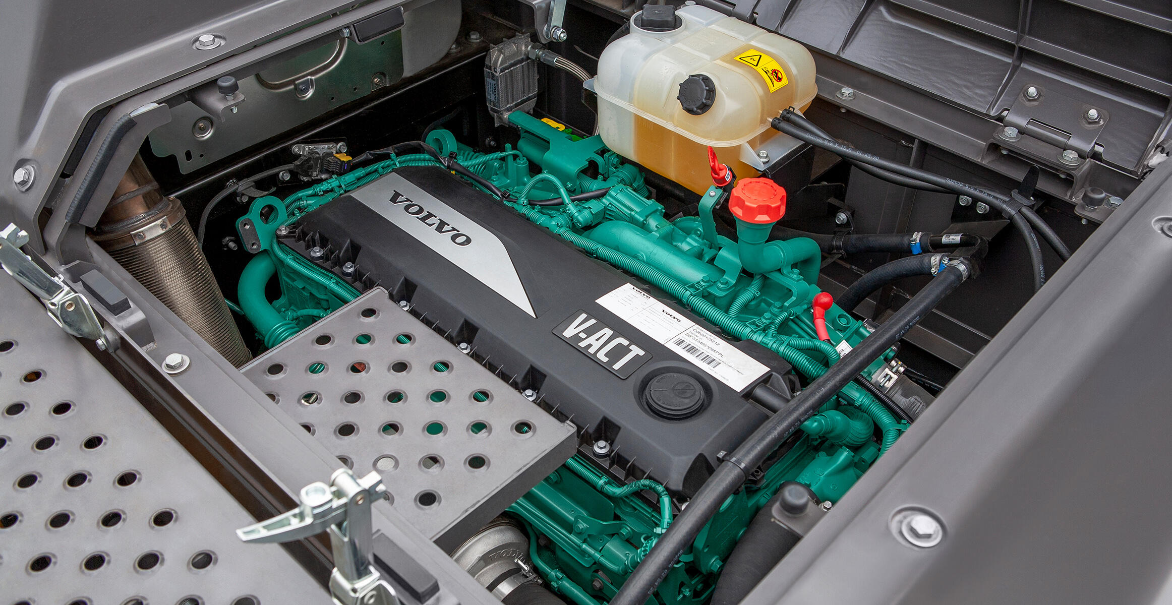 volvo-feature-crawler-excavator-ec250-cn4-more-compliance-more-fuel-efficiency-2324x1200