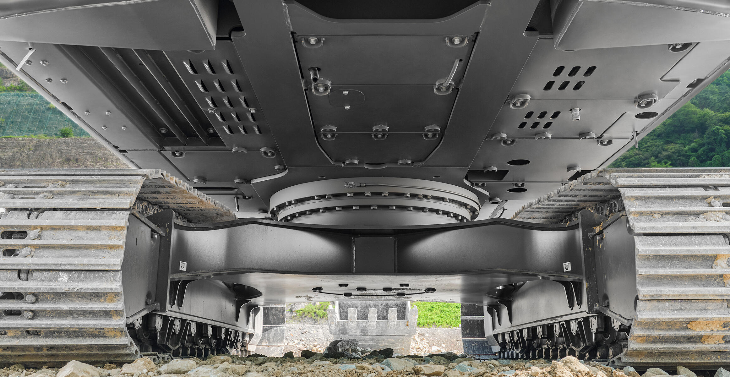 volvo-feature-crawler-excavator-ec250-cn4-up-to-the-challenge-powered-by-excellence-2324x1200