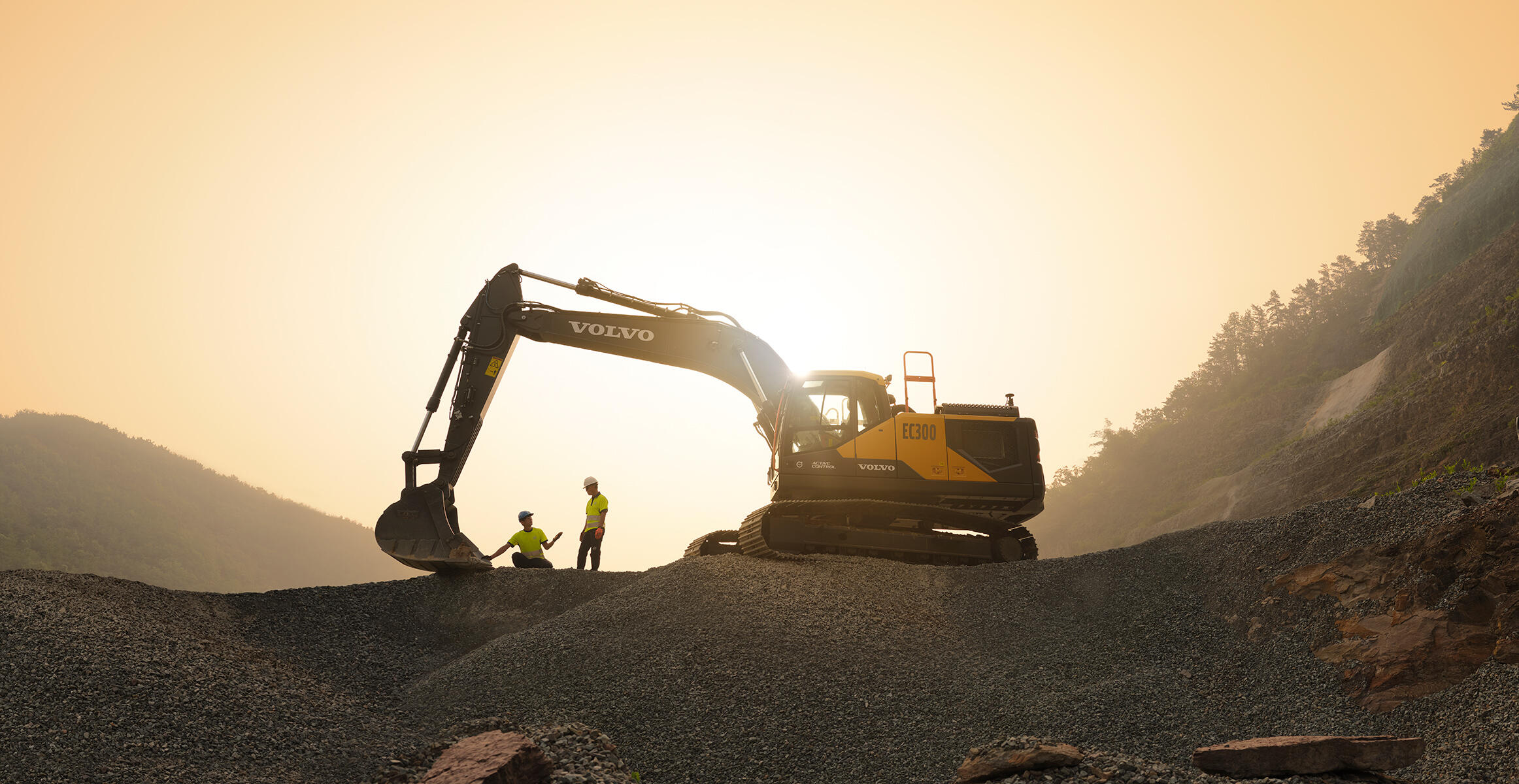 volvo-benefit-crawler-excavator-ec300-cn4-get-the-most-from-your-machine-2324x1200