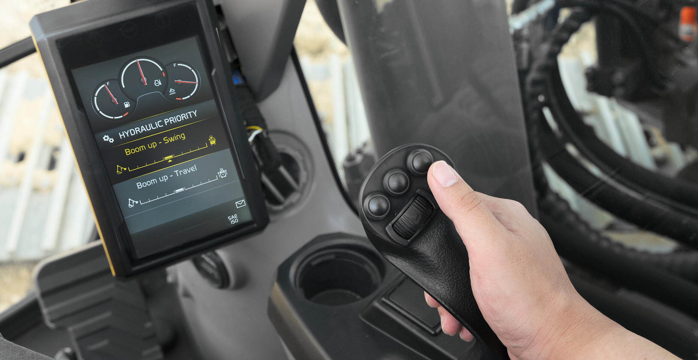 volvo-feature-crawler-excavator-ec300-cn4-a-smoother-shift-safety-inside-out-2324x1200