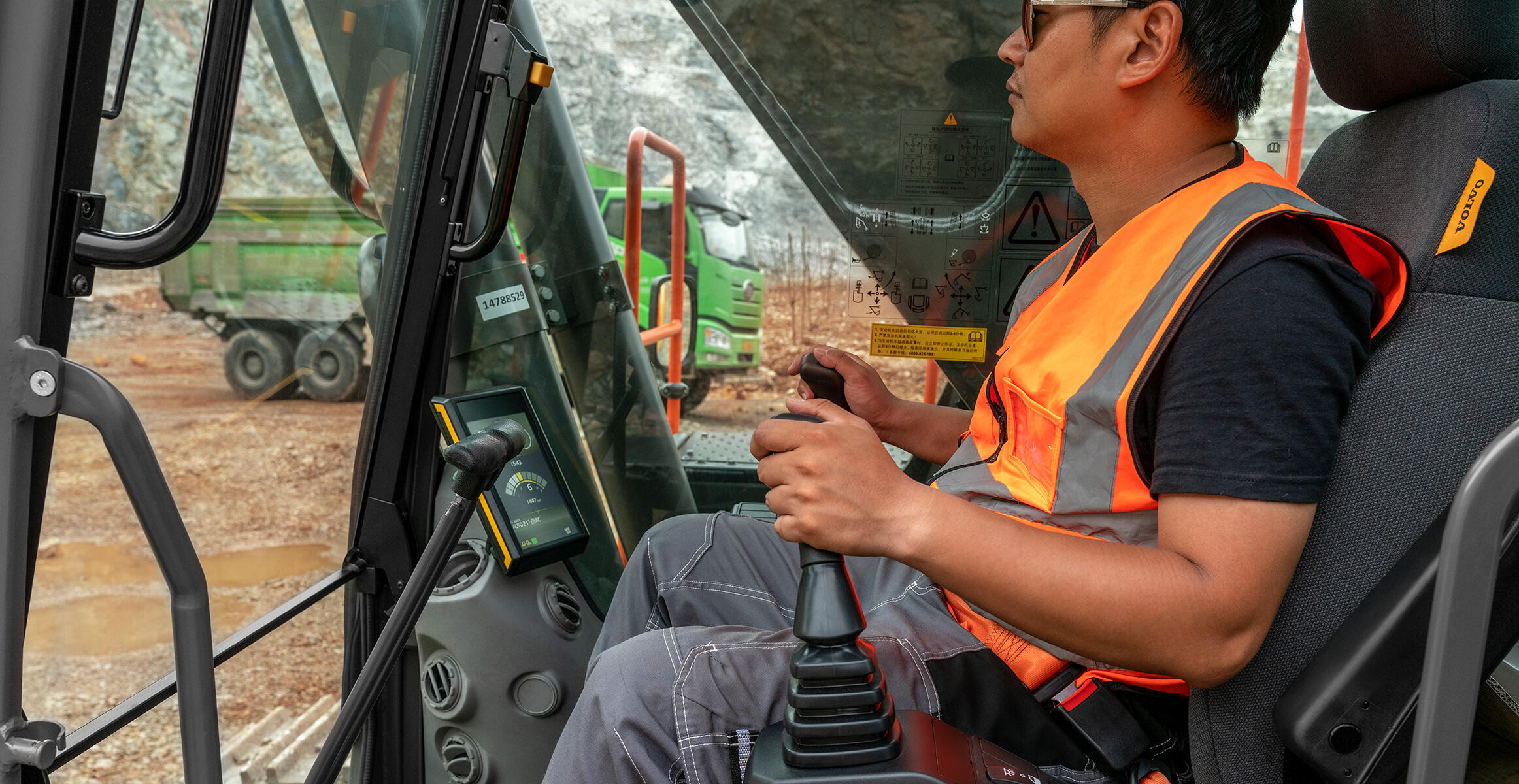 volvo-feature-crawler-excavator-ec360-cn4-industry-leading-visibility-easy-as-1-2-3-2324x1200