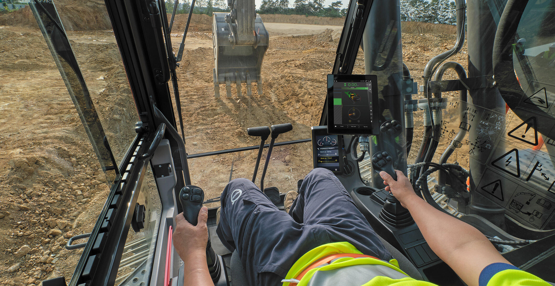 volvo-feature-crawler-excavator-ec360-cn4-more-precision-a-smoother-shift-2324x1200