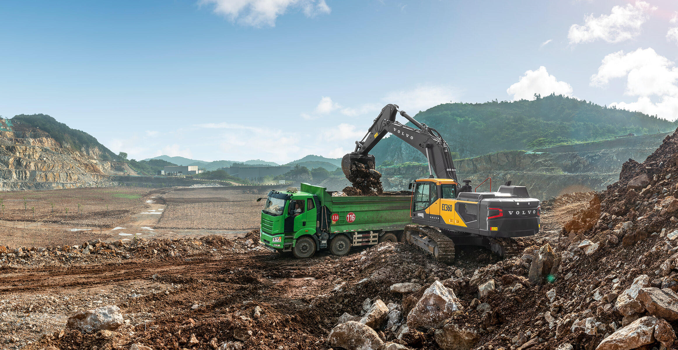 volvo-show-crawler-excavator-ec360-cn4-2324x1200