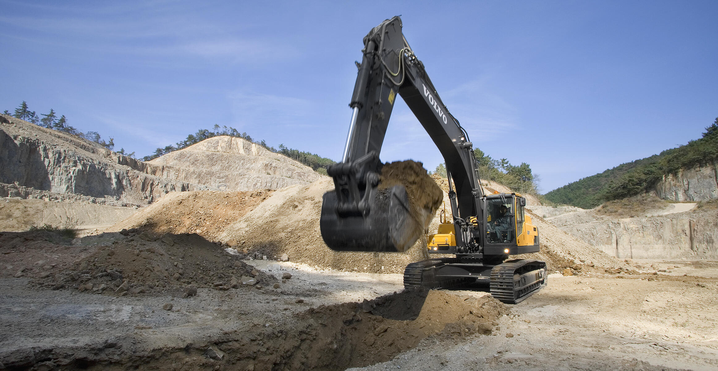 volvo-benefits-crawler-excavator-ec380d-t2-digging-power-2324x1200