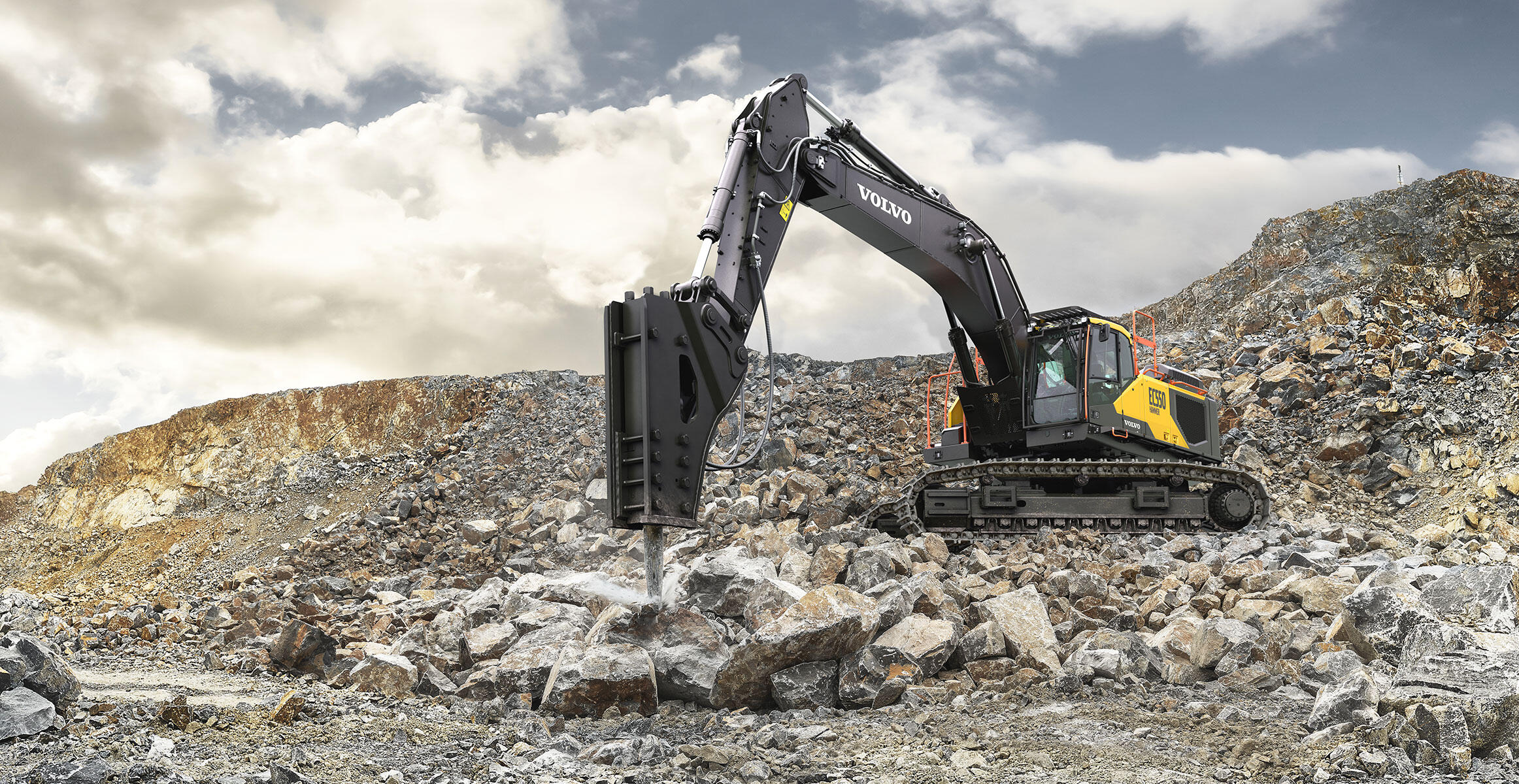 volvo-benefit-crawler-excavator-ec550-hammer-cn4-18-percent-more-fuel-efficiency-2324x1200