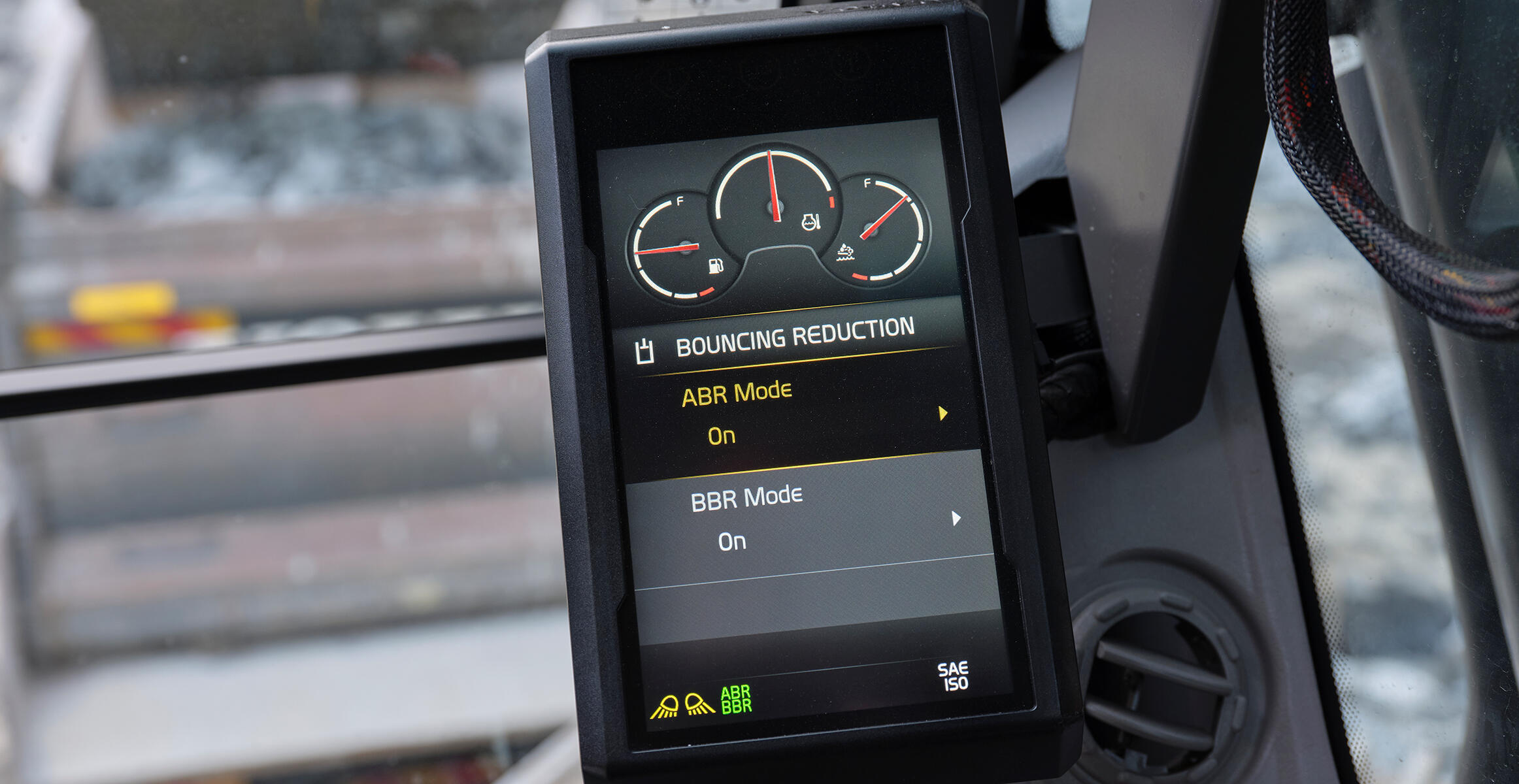 volvo-feature-crawler-excavator-ec550-cn4-boom-and-arm-bouncing-reduction-industry-renowned-cab-2324x1200