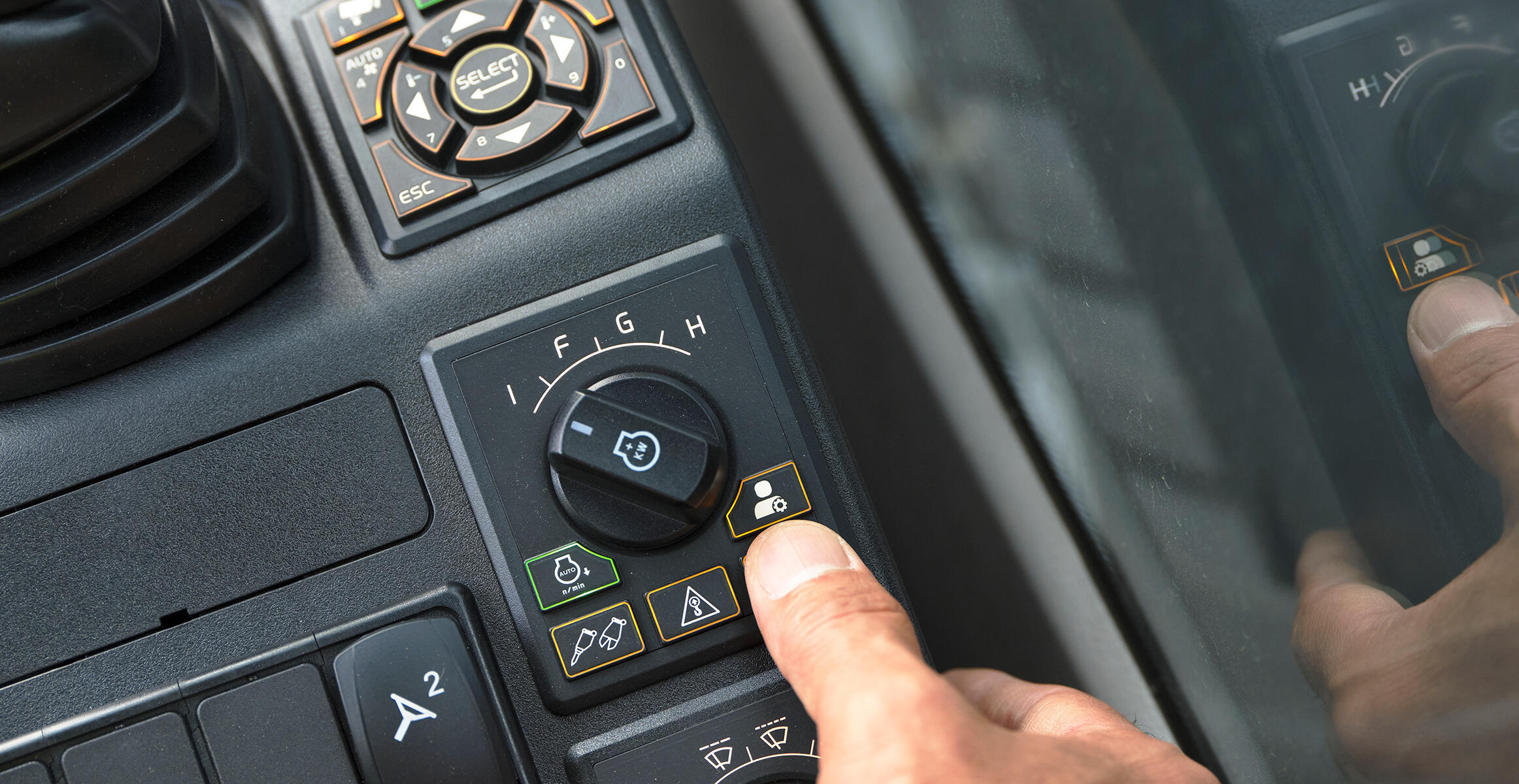 volvo-feature-crawler-excavator-ec550-cn4-creep-mode-industry-renowned-cab-2324x1200