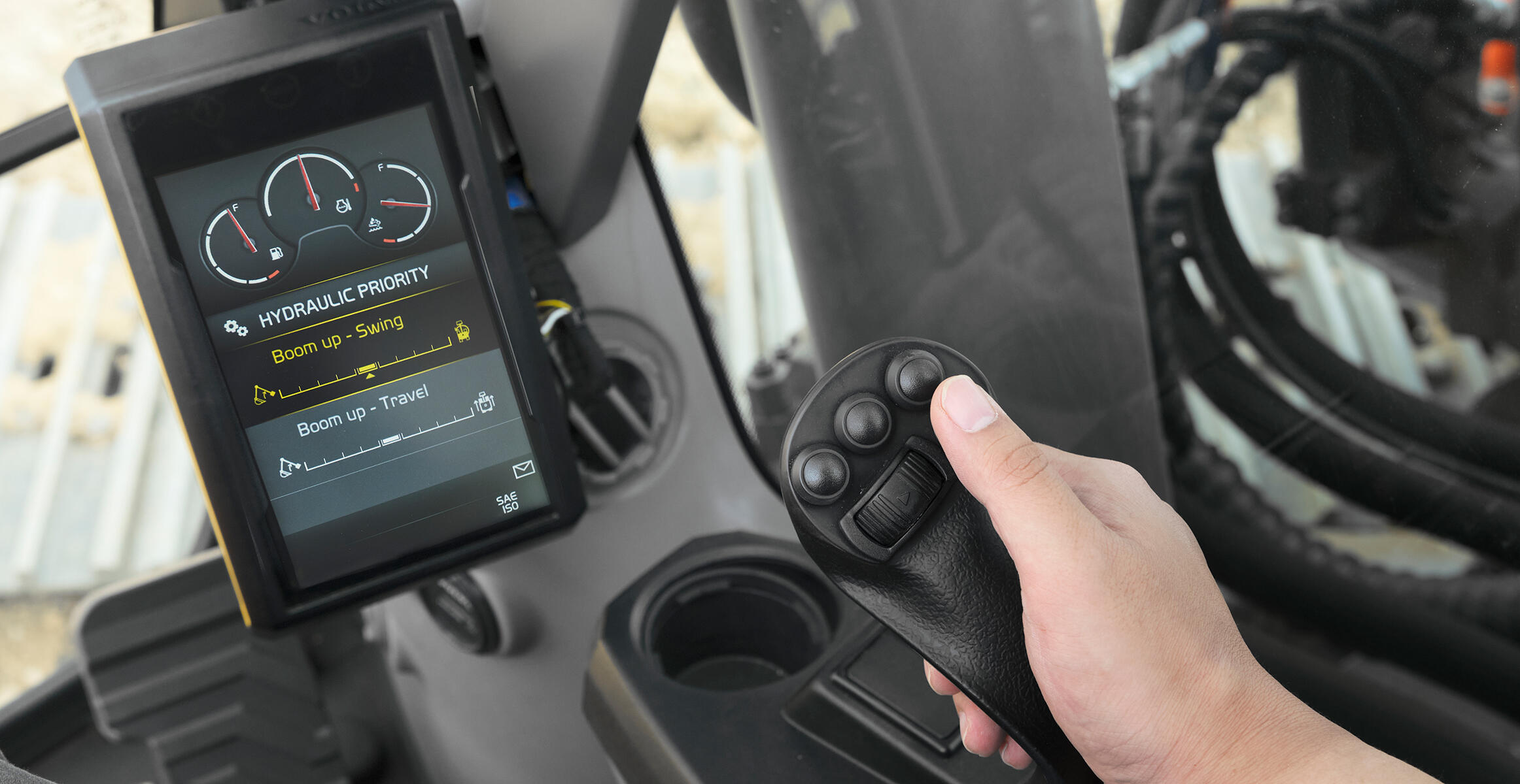 volvo-feature-crawler-excavator-ec550-cn4-motion-priority-functions-industry-renowned-cab-2324x1200
