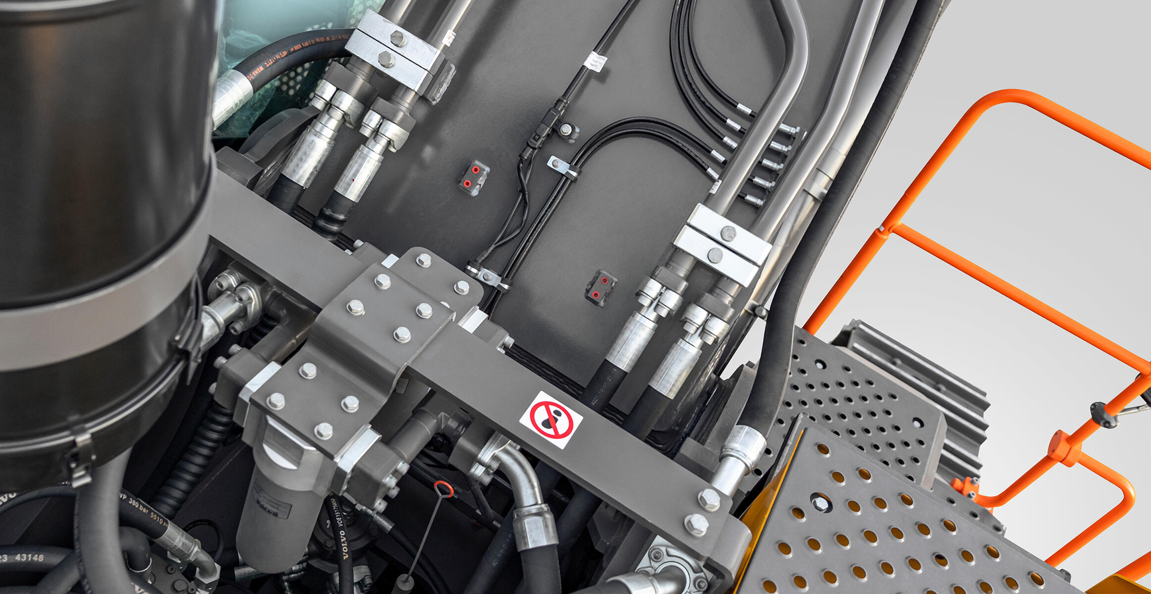 volvo-feature-crawler-excavator-ec550-hammer-cn4-power-to-perform-ready-to-work-2324x1200