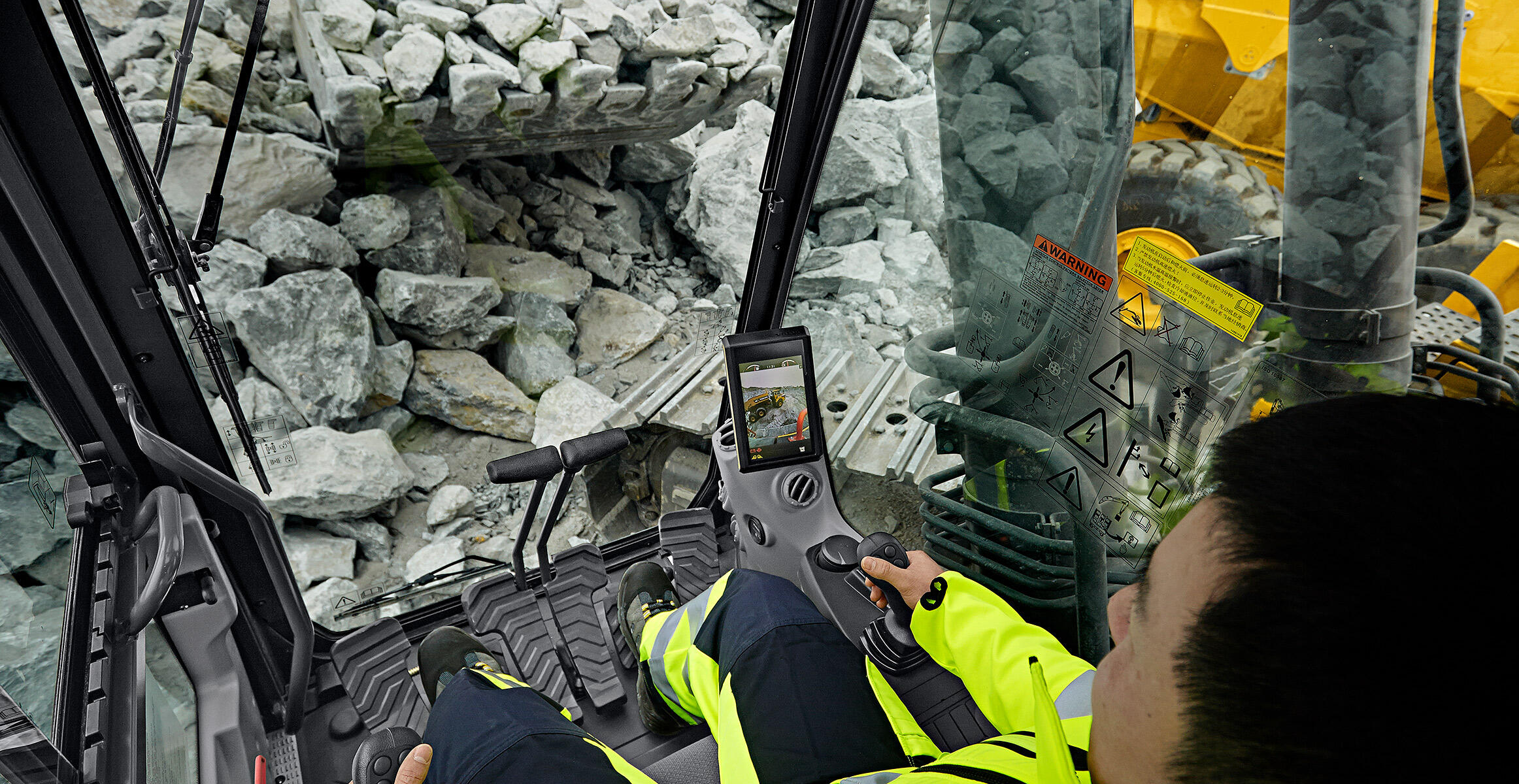 volvo-feature-crawler-excavator-ec950f-cn4-total-control-more-fuel-efficiency-2324x1200