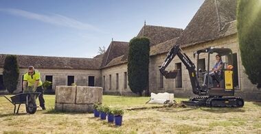 volvo-show-compact-excavator-ecr18-electric-2324x1200