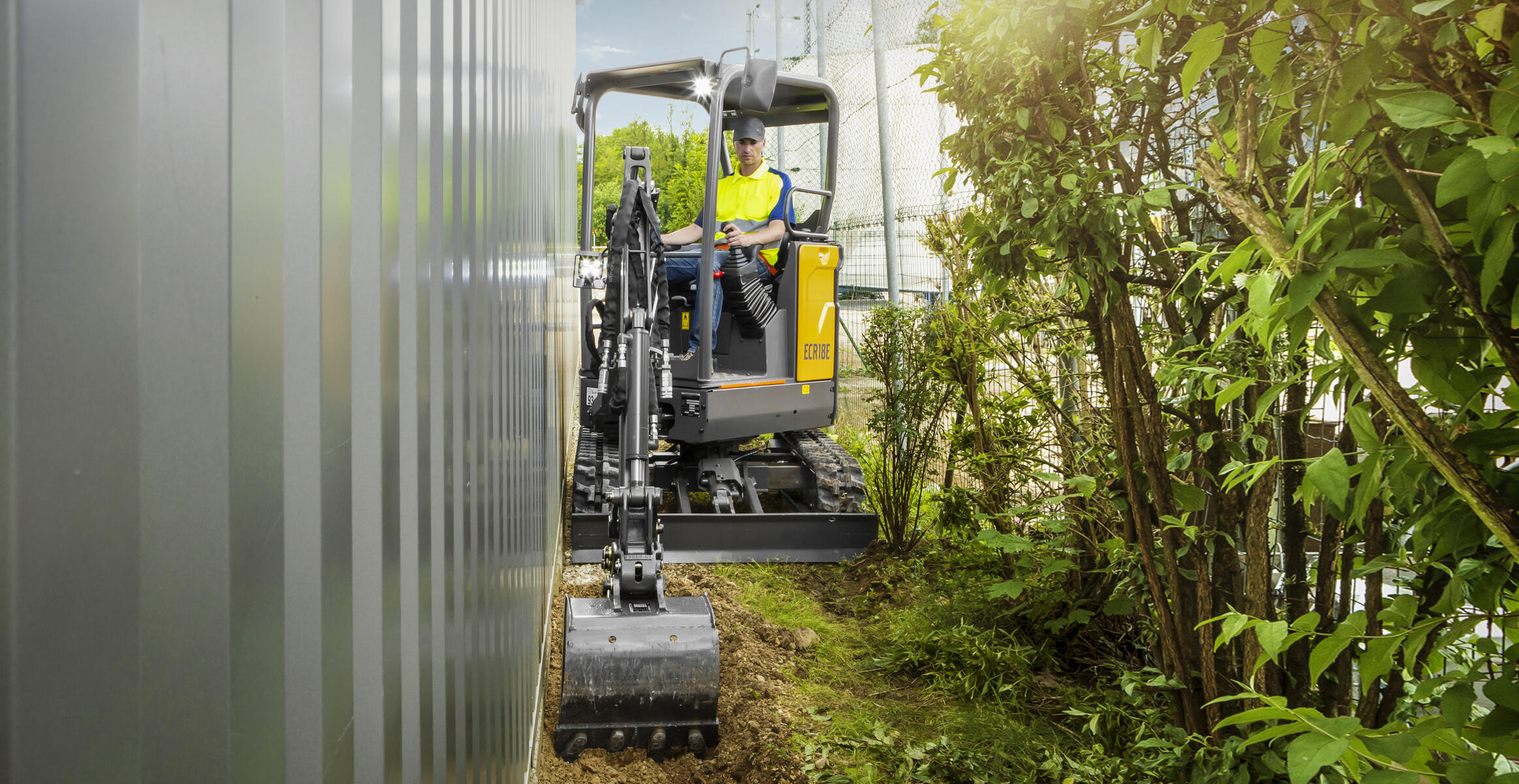 volvo-benefits-compact-excavator-ecr18e-compact-by-design-2324x1200