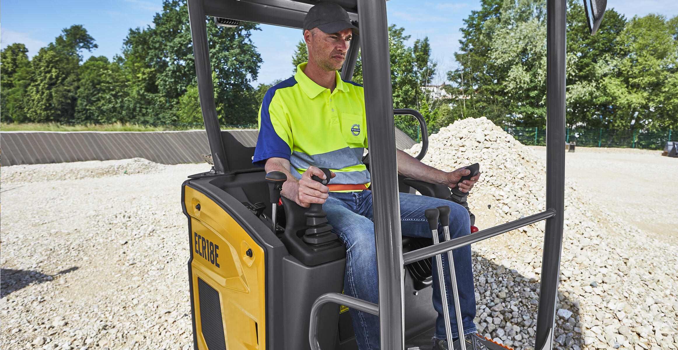 volvo-features-compact-excavator-ecr18e-safe-and-easy-operation-compact-by-design-2324x1200