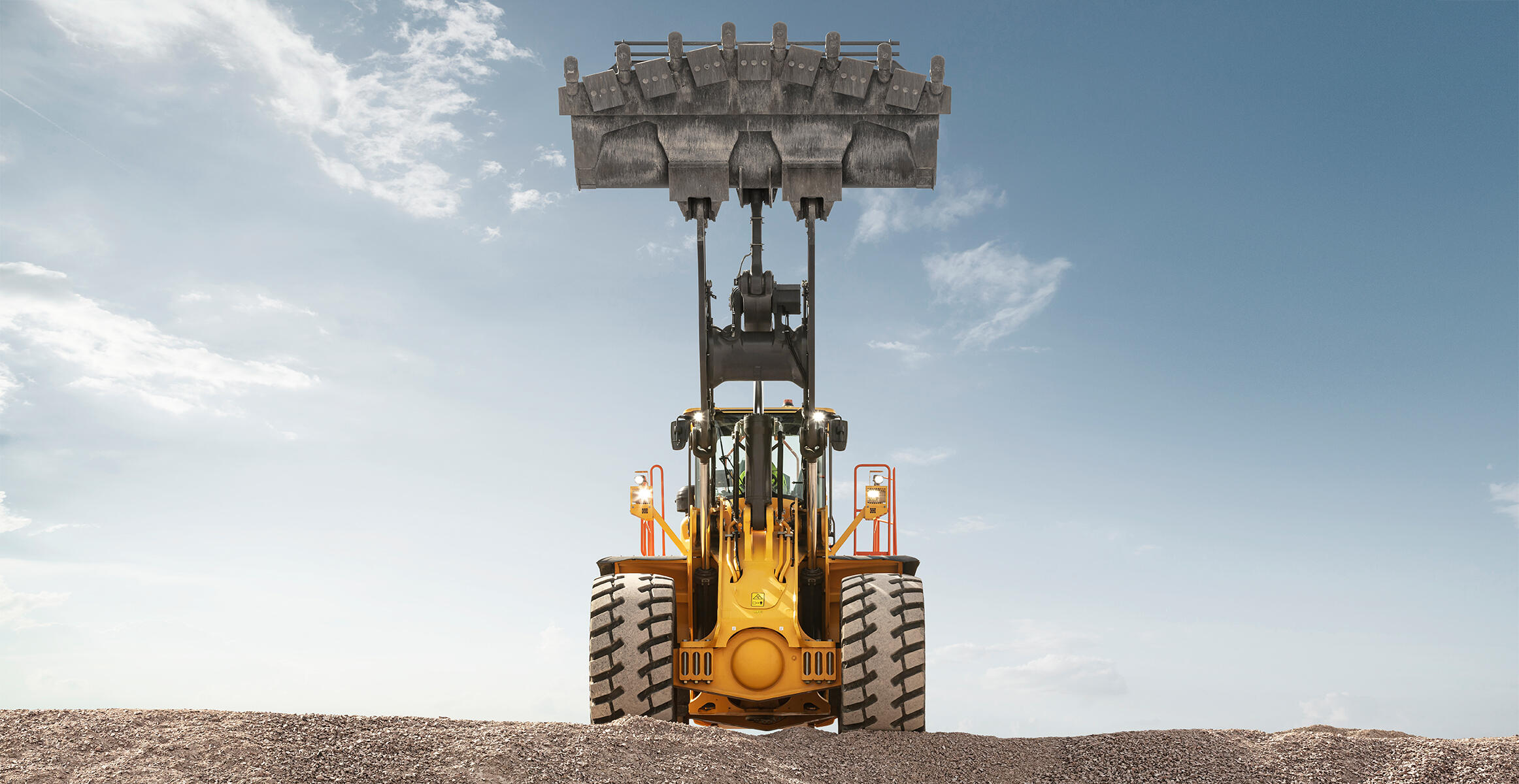 沃尔沃L350H装载机的铲斗提升至最大高度。