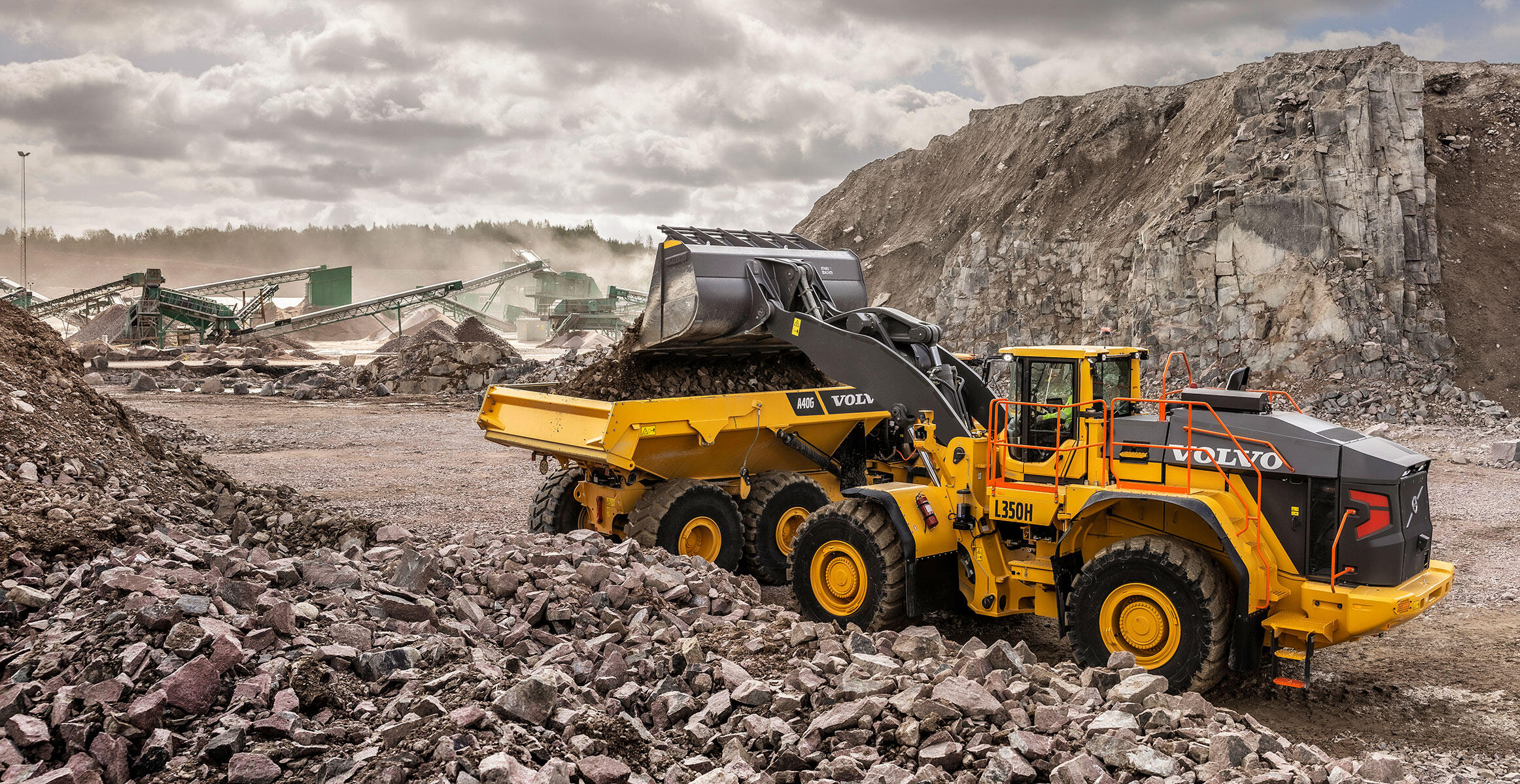 采用岩石搬运作业装置的L350H轮式装载机。