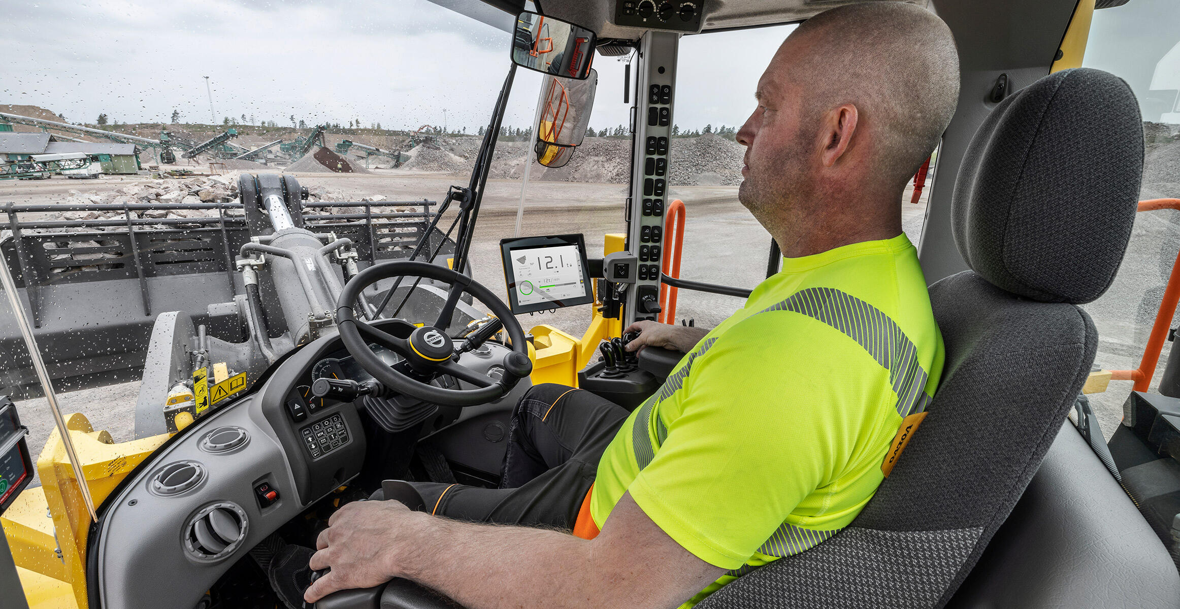 L350H驾驶室侧视图：展示配备车载称重应用程序的Co-pilot设备。