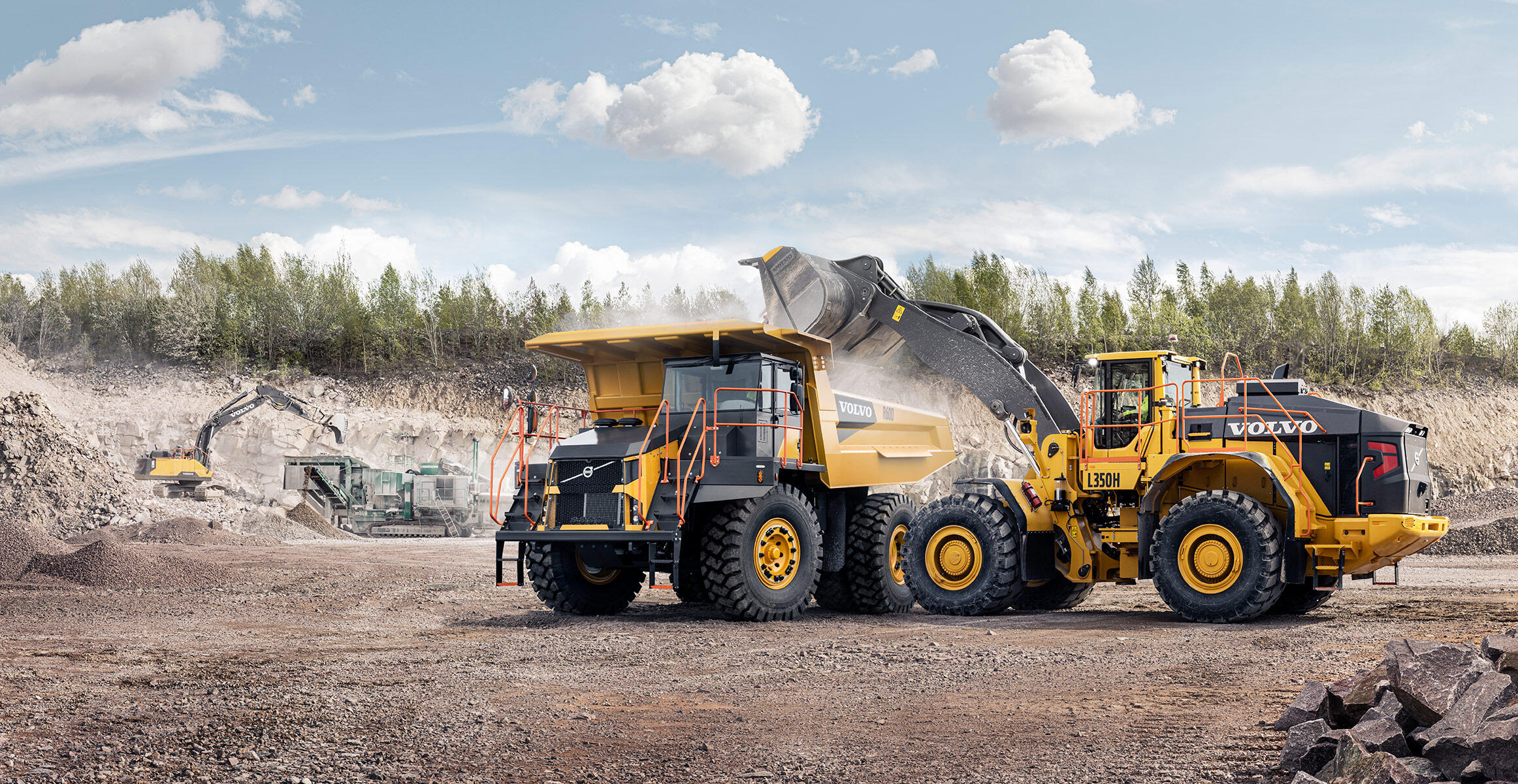 L350H轮式装载机正在装载沃尔沃刚性自卸卡车。