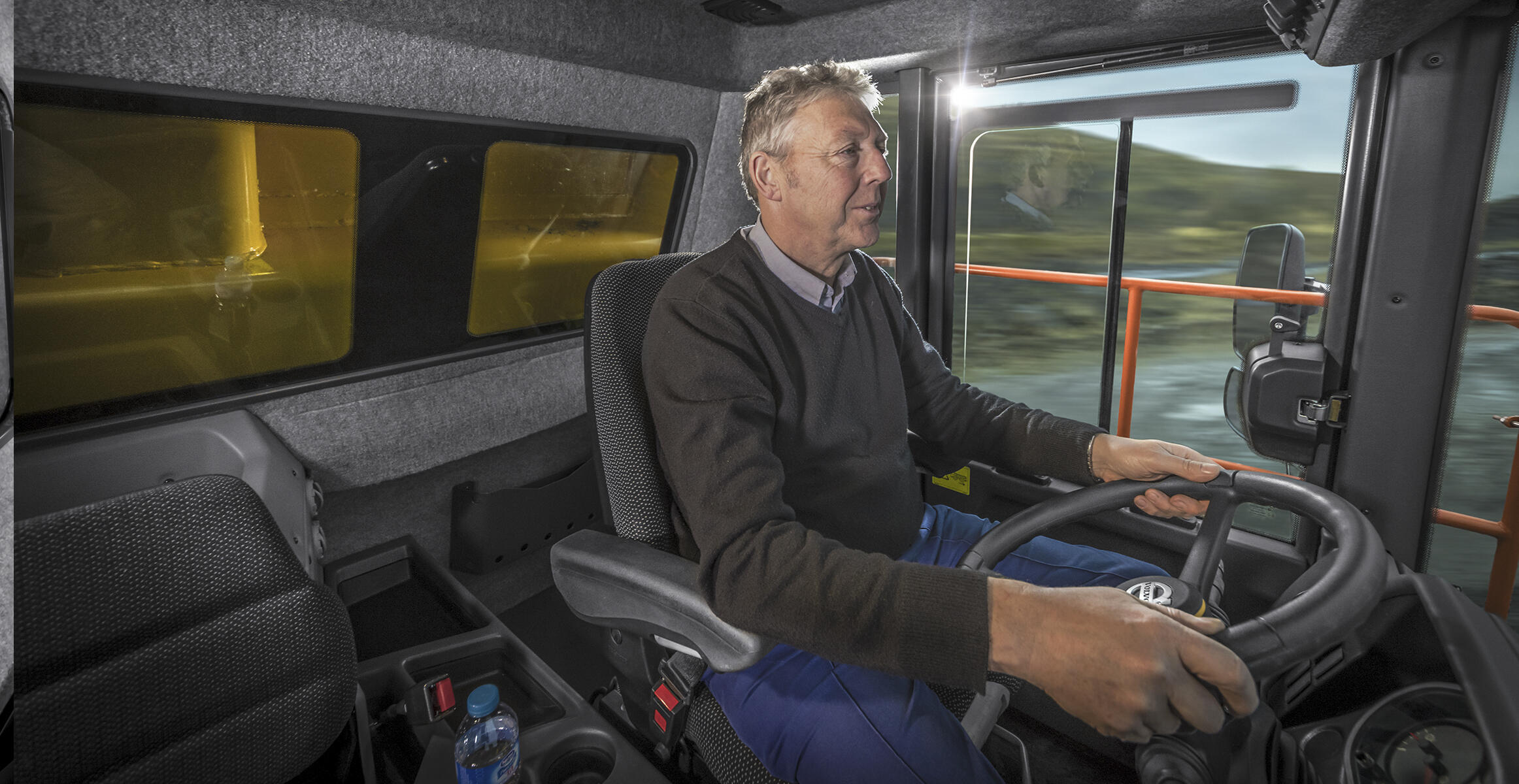 R100的驾驶室宽敞舒适，在里面工作一整天也不累。