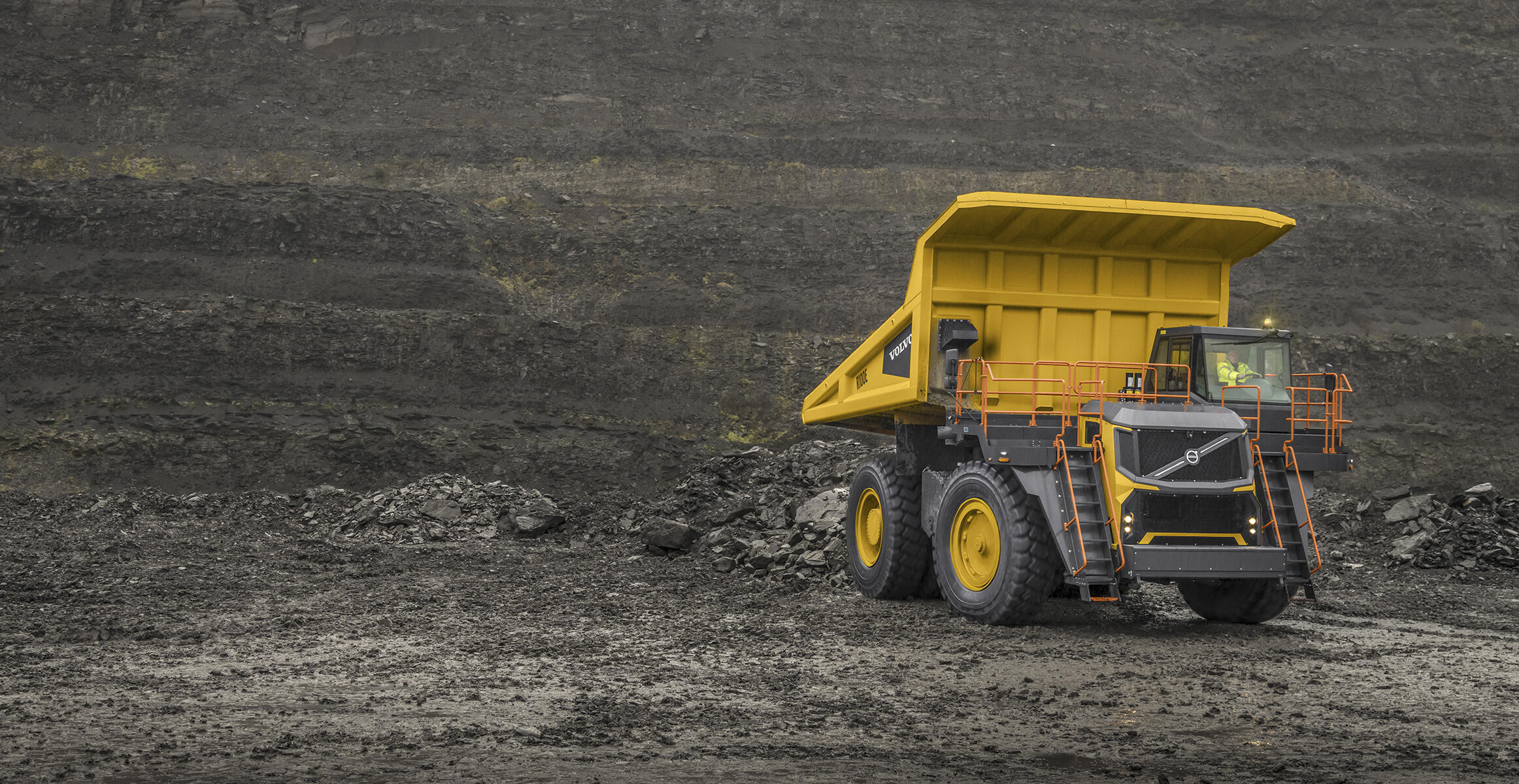 沃尔沃刚性自卸卡车R100在采矿工地卸载物料