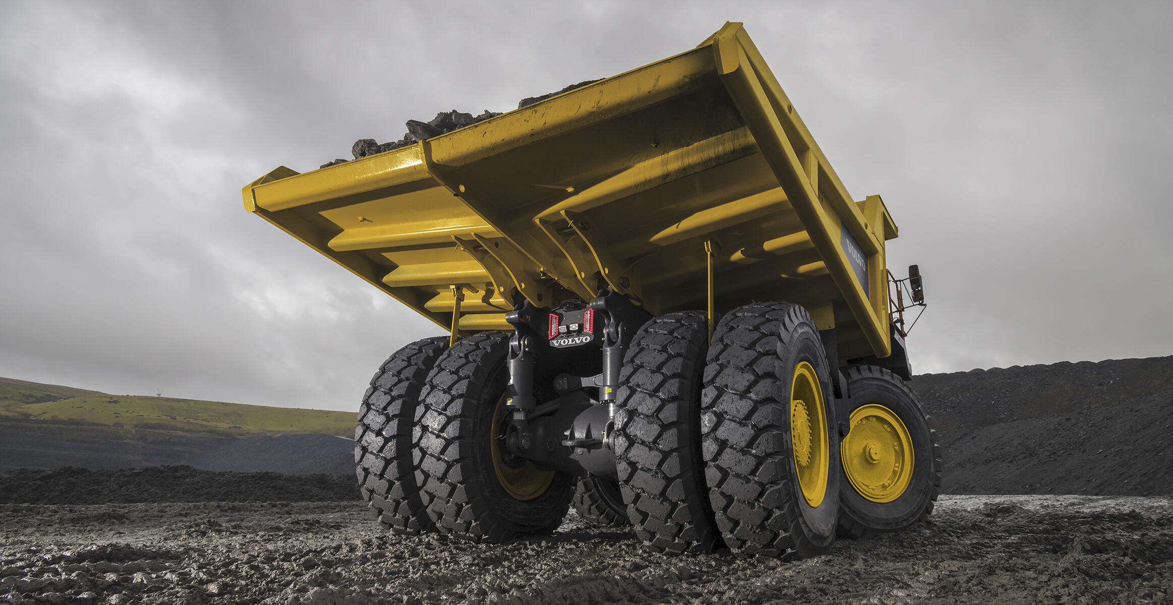 R100的后提升桥和自卸车车身结构