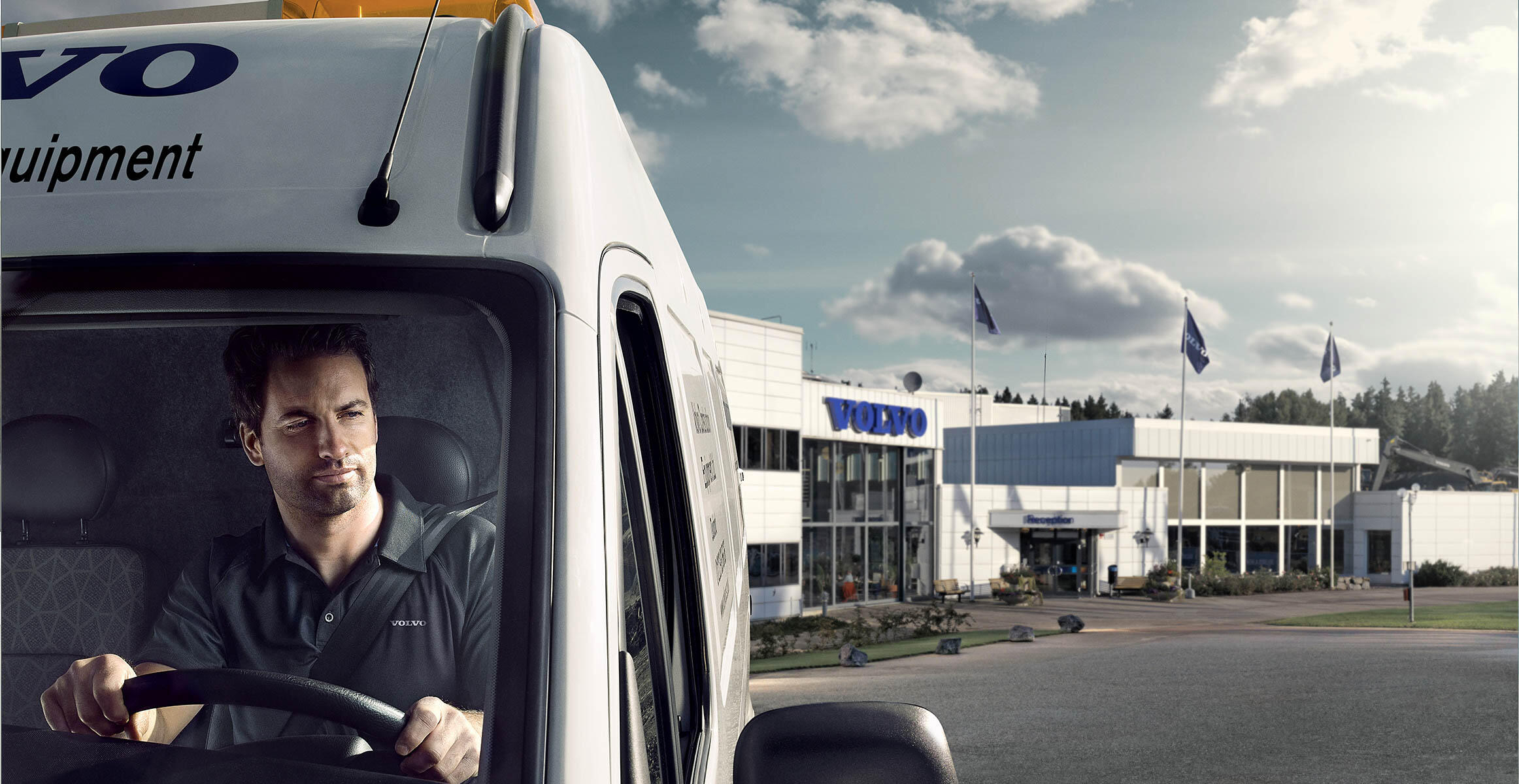 沃尔沃R100自卸卡车在恶劣天气下运行，可提供更大程度的安全防护。