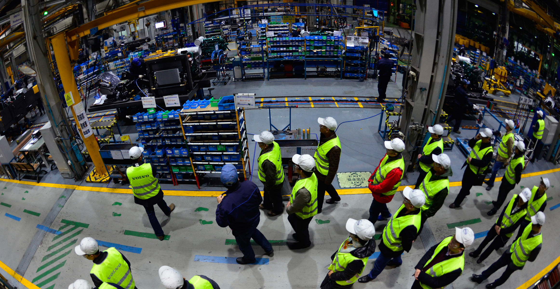 客户代表们正在参观沃尔沃上海工厂