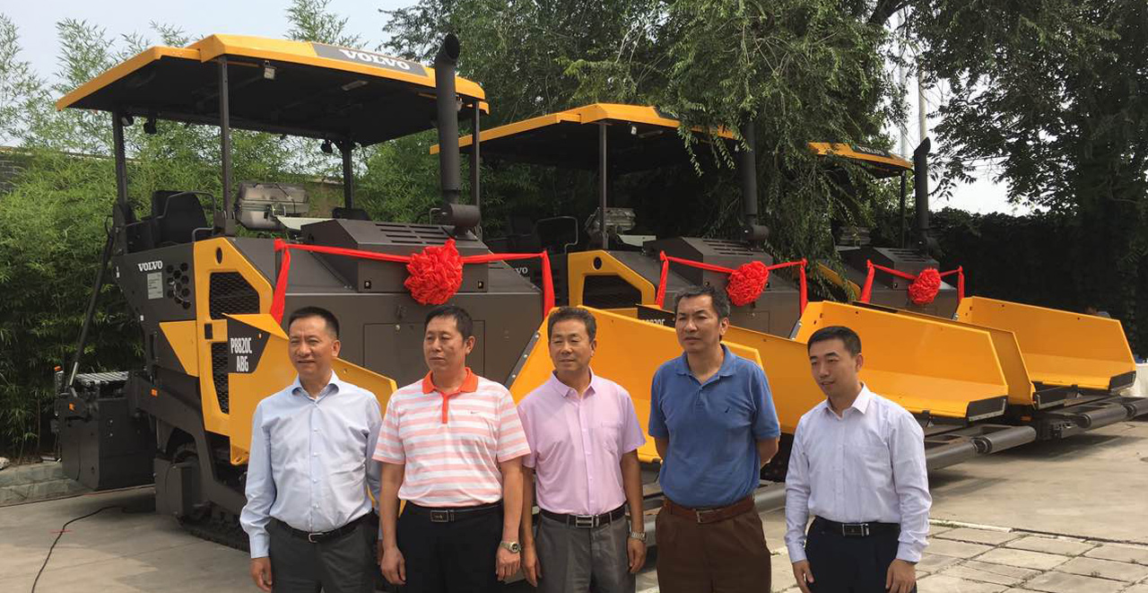 沃尔沃P8820C ABG摊铺机在北京顺利交付