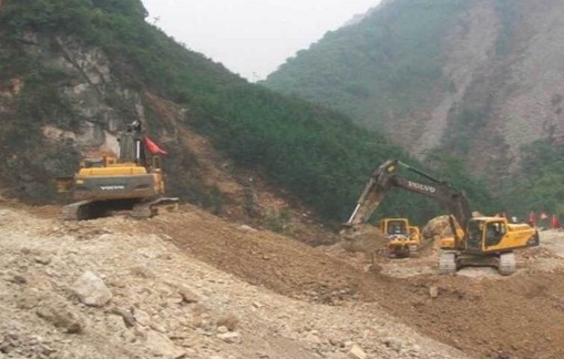 沃尔沃建筑设备挖掘机在救援现场