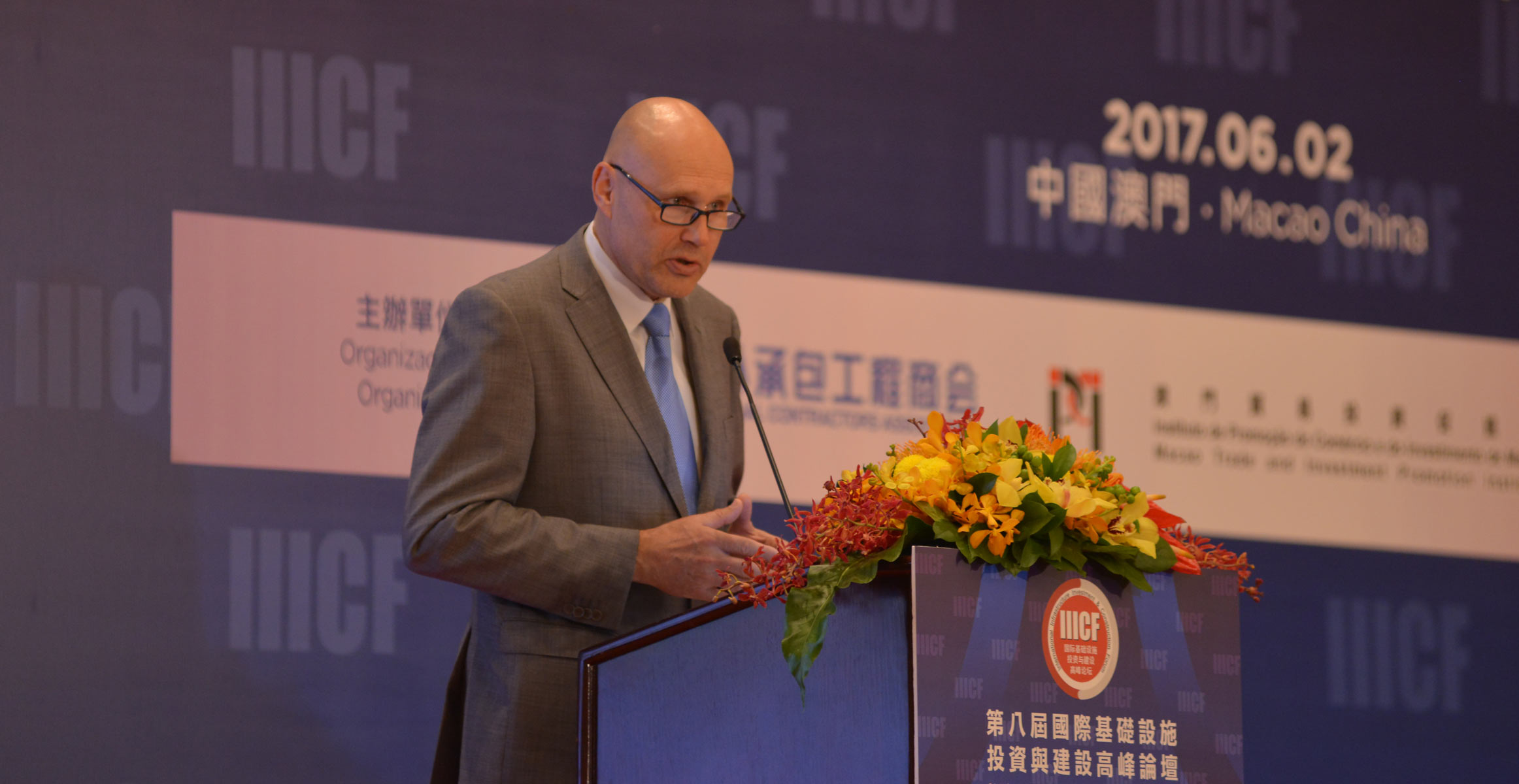 沃尔沃建筑设备全球销售副总裁Tomas Kuta先生发表主题发言