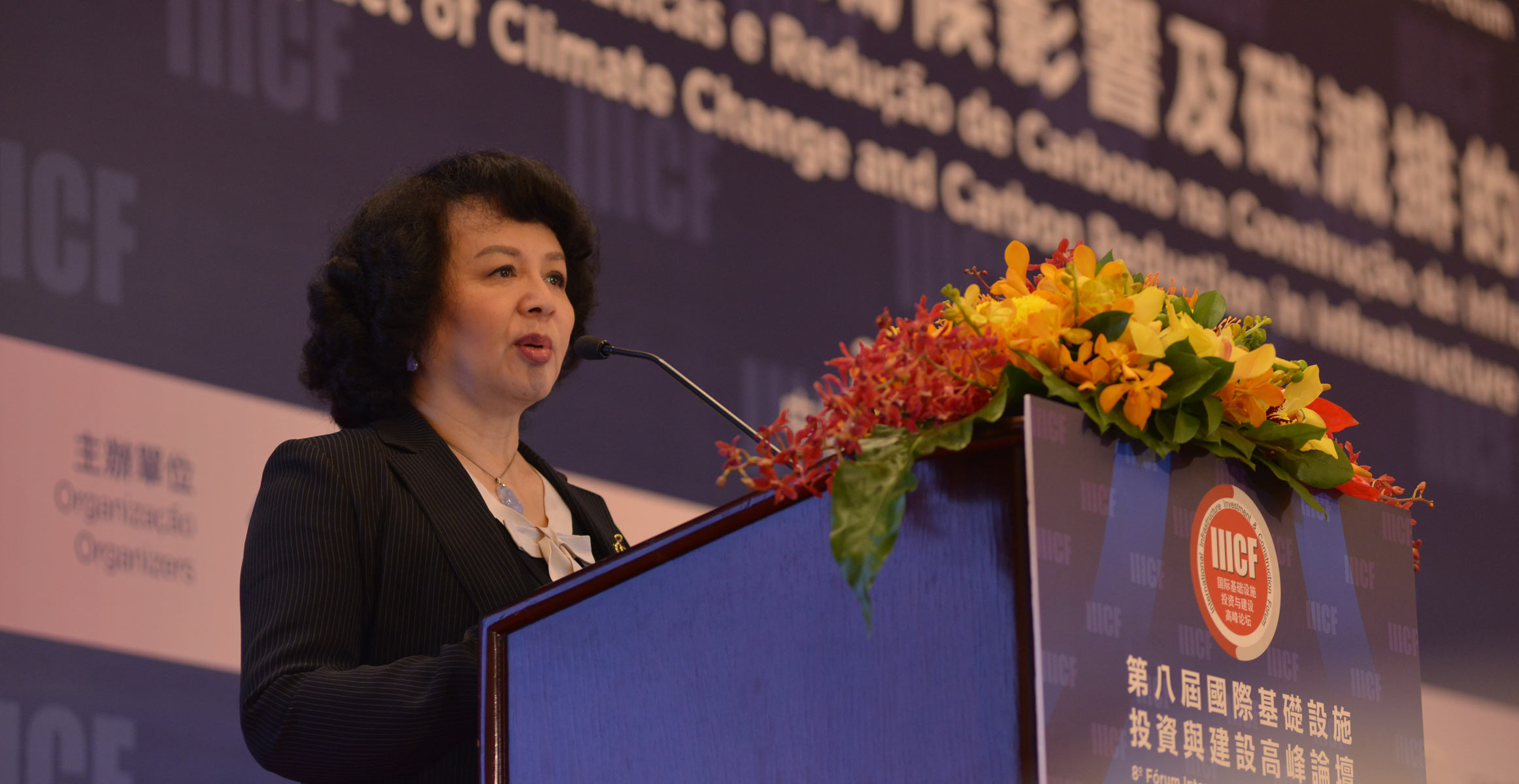 清华大学建筑学院副院长、全国建筑环境与能源应用工程学科专家指导委员会主任朱颖心发表主题演讲