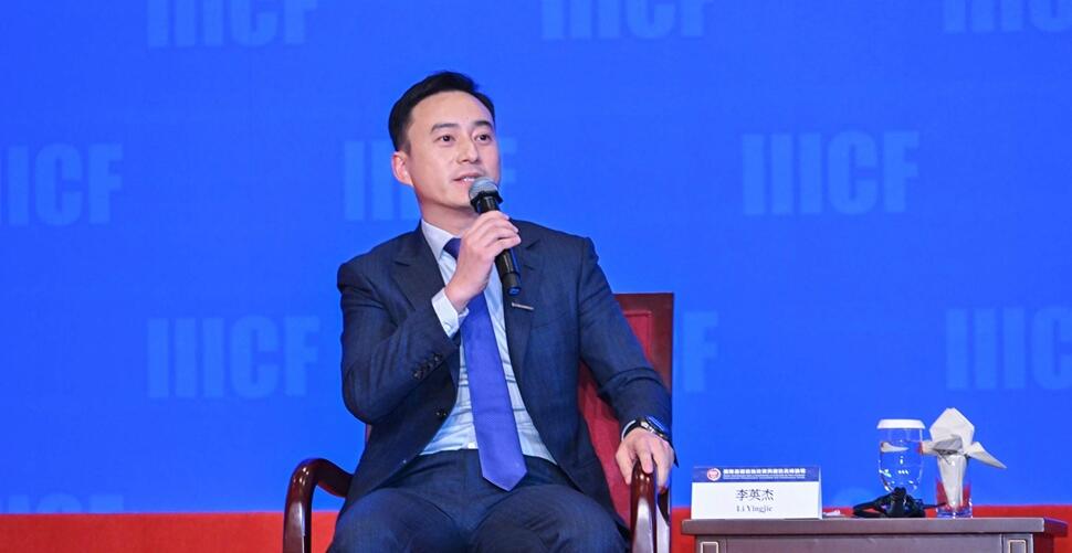 沃尔沃建筑设备中国区副总裁李英杰在“主题论坛二:科技创新和数智化推动国际基础设施绿色发展”上发言