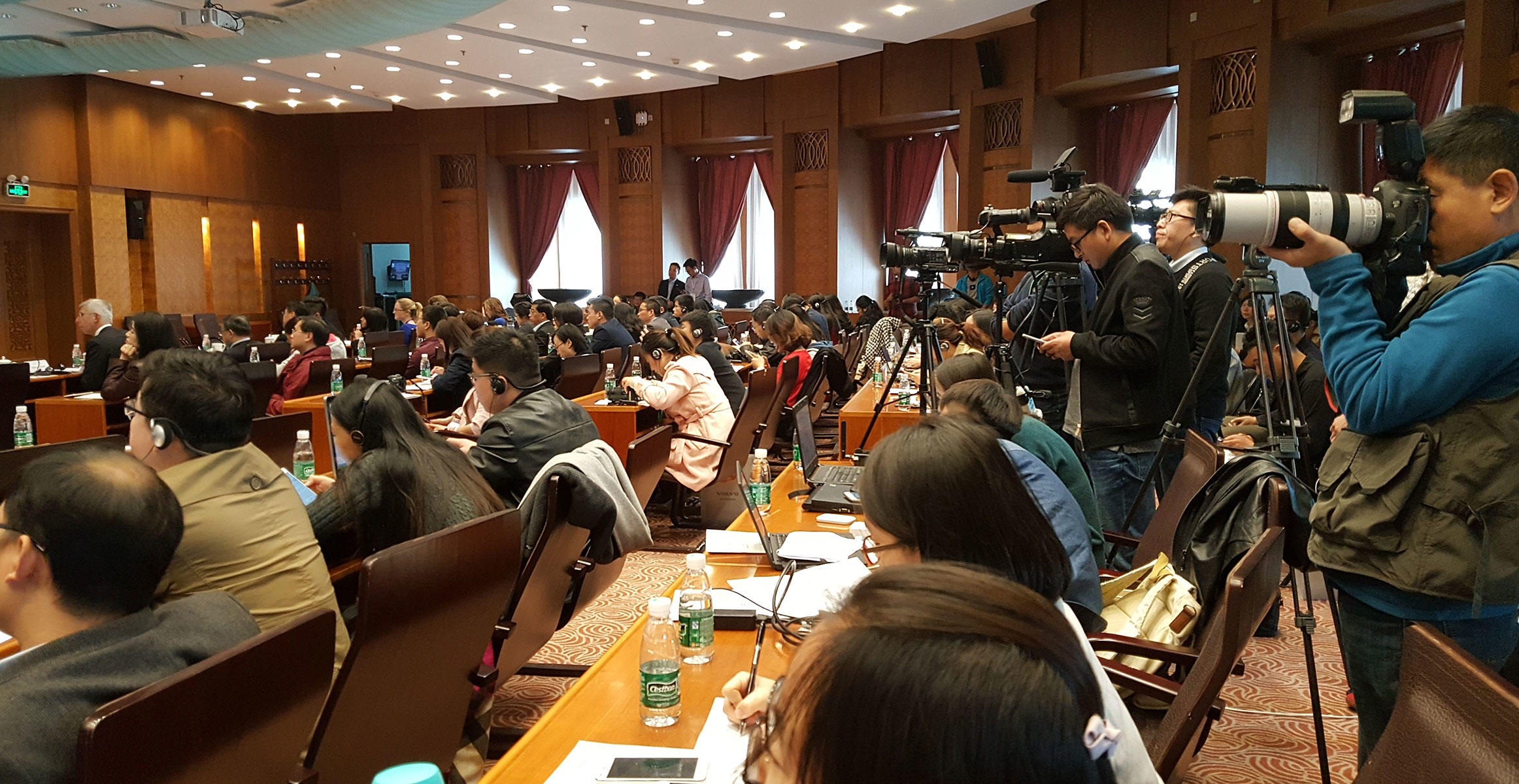 来自政界、学界、商业界等社会各界嘉宾180余人出席会议