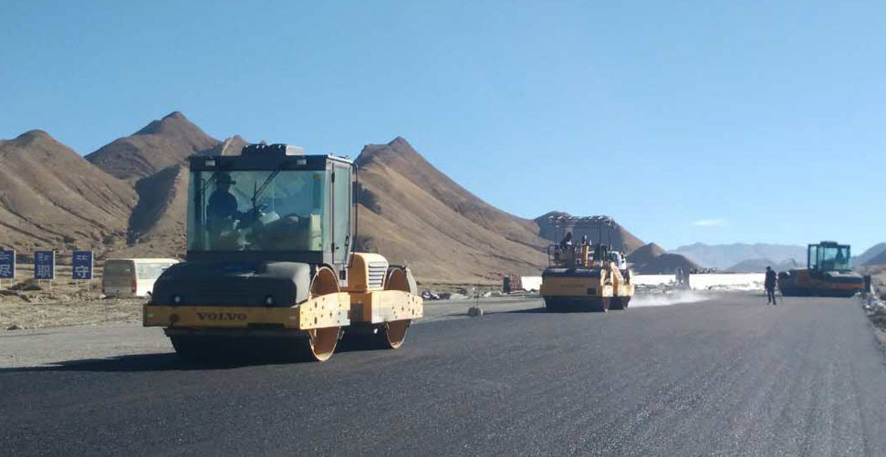 沃尔沃路面设备助力日喀则公路建设